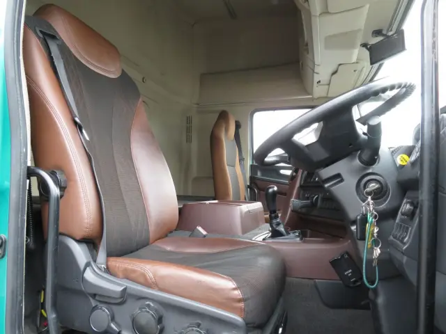 ハイルーフキャビンです。(運転席座面の状態です)|日野 プロフィア 2DG-FW1AHG(8x4)の写真6