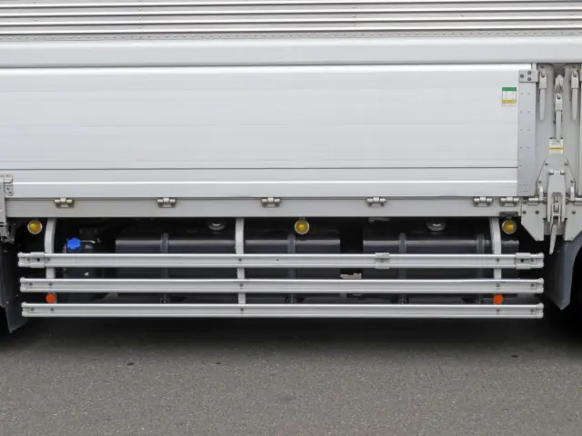 燃料タンクは300Lと200Lが付いています。|日野 プロフィア 2DG-FW1AHG(8x4)の写真19
