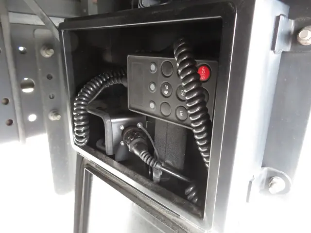 運転席側シャーシ後方にエアサスコントローラーが付いています。|日野 プロフィア 2DG-FW1AHG(8x4)の写真22