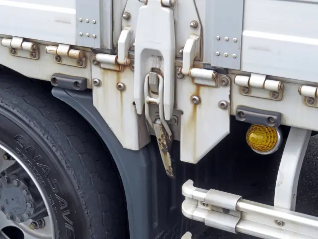 運転席側中柱のロックハンドルにサビがあります。(助手席側も同様です)|日野 プロフィア 2DG-FW1AHG(8x4)の写真35
