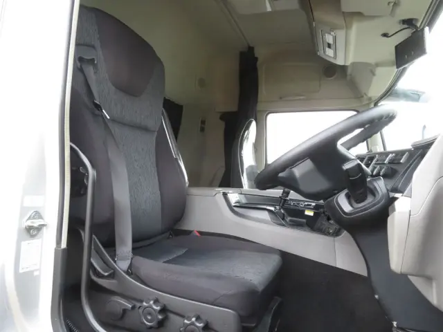 ハイルーフキャビンです。(運転席座面にヘタリがあります)|三菱 スーパーグレート 2PG-FS74HZ(8x4)の写真6