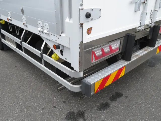 門口ポスト助手席側にサビがあります。(運転席側も同様です)|三菱 スーパーグレート 2PG-FS74HZ(8x4)の写真36