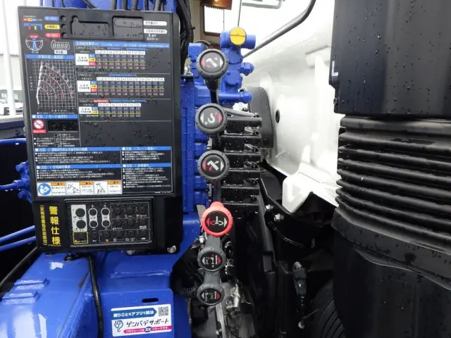 クレーンの操作レバーです。|日野 レンジャー 2PG-FC2ABA(2WD)の写真12