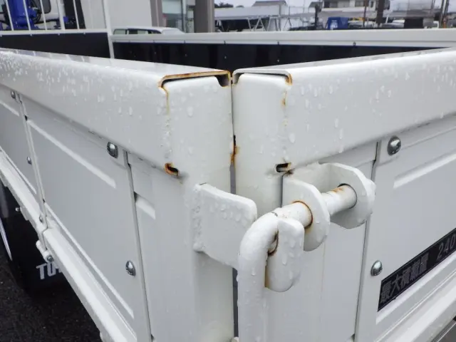 ボディー後方の両サイドに置きサビがあります。|日野 レンジャー 2PG-FC2ABA(2WD)の写真33
