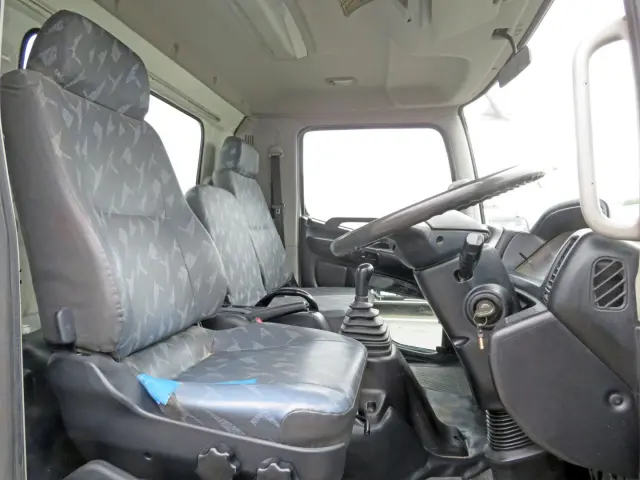 乗車定員は3名です。|日野 レンジャー TKG-FC9JCAA(2WD)の写真6