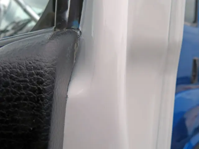 運転席ドア内側のパネルにヒビが入っています。|日野 レンジャー TKG-FC9JCAA(2WD)の写真15