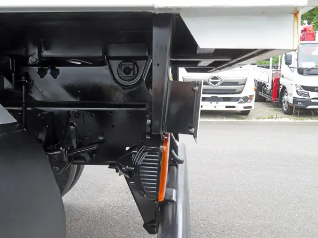 助手席側テールランプステーに曲がりがあります。|日野 レンジャー TKG-FC9JCAA(2WD)の写真30