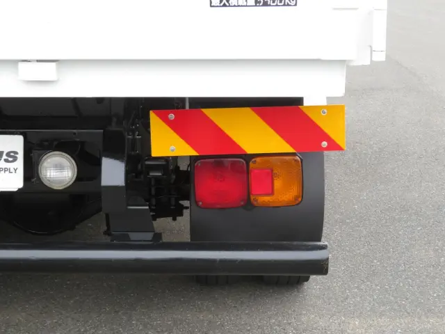 運転席側テールランプステーに曲がりがあります。|日野 レンジャー TKG-FC9JCAA(2WD)の写真31