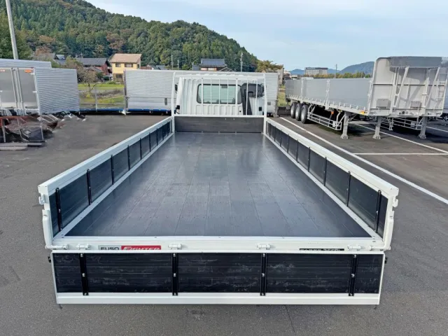 床は板張りです。|三菱 ファイター 2KG-FK62F(2WD)の写真9