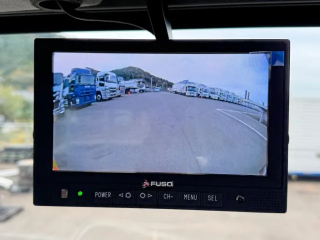 液晶バックモニター付きです。|三菱 ファイター 2KG-FK62F(2WD)の写真15