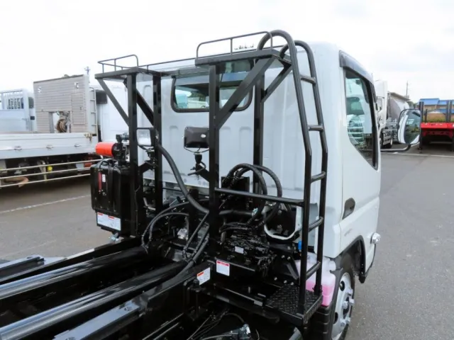 キャブバックステップの状態です。|三菱 キャンター 2RG-FBAV0(2WD)の写真9