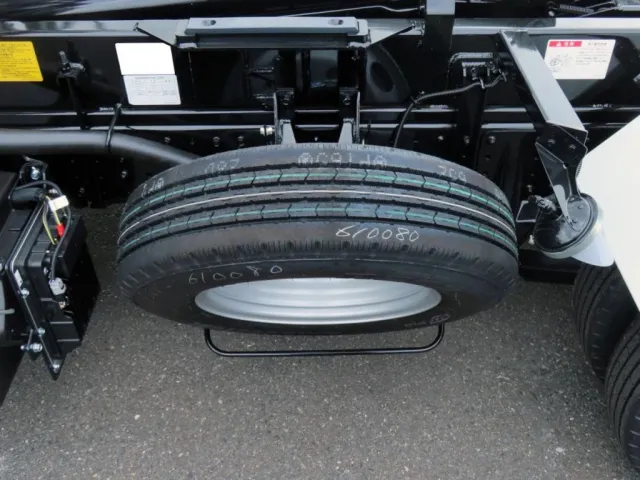 スペアタイヤ付きです。|三菱 キャンター 2RG-FBAV0(2WD)の写真10