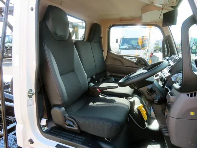 乗車定員は3名です。|三菱 キャンター 2RG-FBAV0(2WD)の写真6