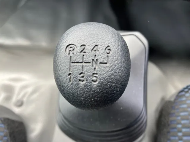 MT6速です。|日野 デュトロ 2KG-XZU700M(2WD)の写真24