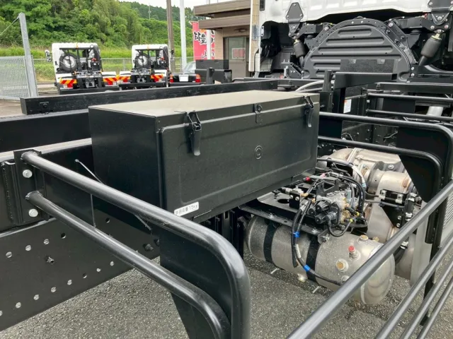 運転席側に工具箱が付いています。|日野 プロフィア 2DG-FS1AHEの写真13