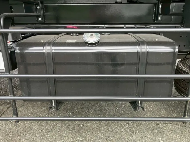 燃料タンクは300Lです。|日野 プロフィア 2DG-FS1AHEの写真19