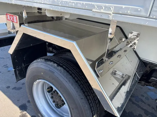 リアフェンダーはステンレス製です。|日野 デュトロ 2KG-XZU700M(2WD)の写真28