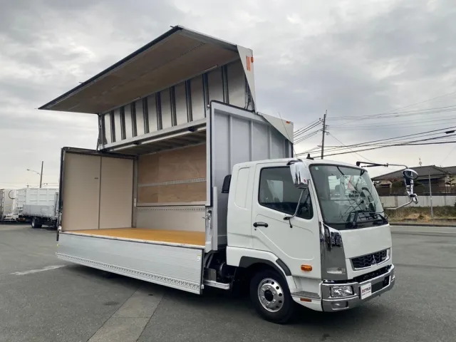 右ウイング開放状態|三菱 ファイター 2KG-FK65F(2WD)の写真2