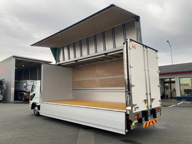 左ウイング開放状態|三菱 ファイター 2KG-FK65F(2WD)の写真3