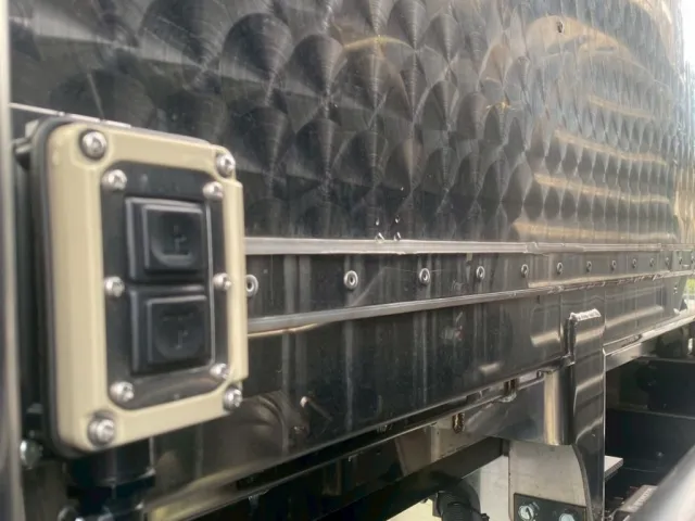 ウイング開放スイッチは前方左右にも追加されてます(前壁外板はウロコステン張り)|日野 プロフィア 2DG-FR1AHCの写真28