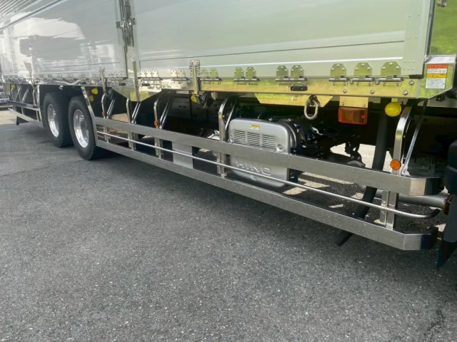 サイドバンバー、台枠、中柱、前門口もステンレスです|日野 プロフィア 2DG-FR1AHCの写真29