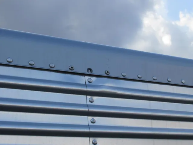 ウイング上部に凹みがあります|トレクス  PFB34118改の写真22