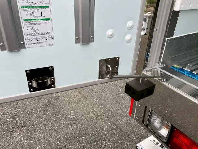 助手席ドアのストッパーの状態です。|日野 レンジャー 2KG-FD2ABG(2WD)の写真10