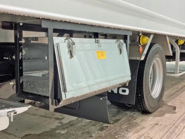 ボディー運転席側後方にステンレス製の工具箱が付いています。|日野 レンジャー 2KG-FD2ABG(2WD)の写真20