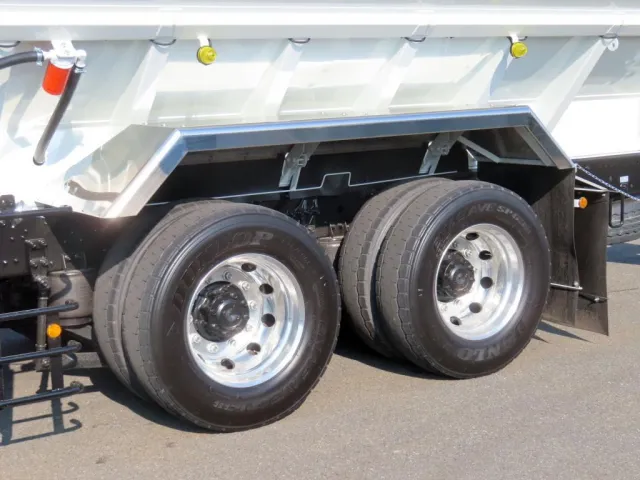 リアフェンダーはステンレス製でホイールはアルミ製です。|三菱 スーパーグレート 2PG-FV84VZの写真8