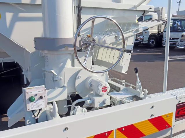 上物の操作ハンドル及びスイッチです。|三菱 スーパーグレート 2PG-FV84VZの写真18