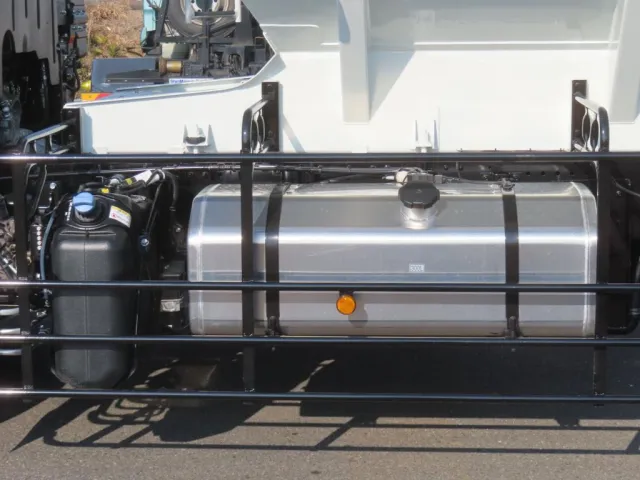 燃料タンクは300Lです。|三菱 スーパーグレート 2PG-FV84VZの写真22