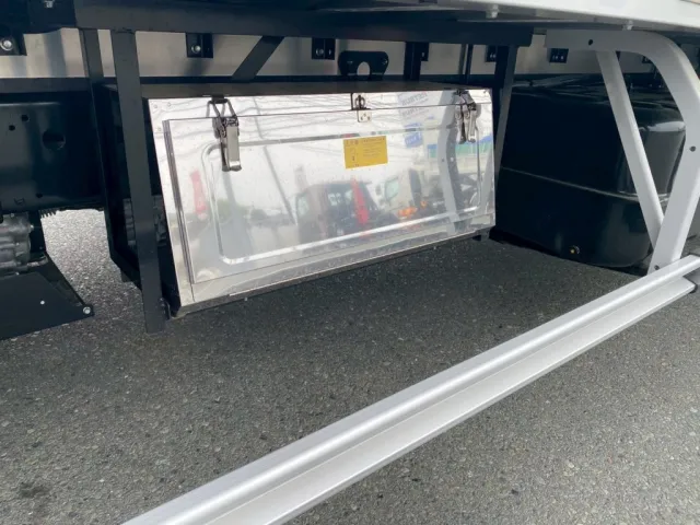 左にステンレス工具箱が付いてます|三菱 ファイター 2KG-FK65F(2WD)の写真12