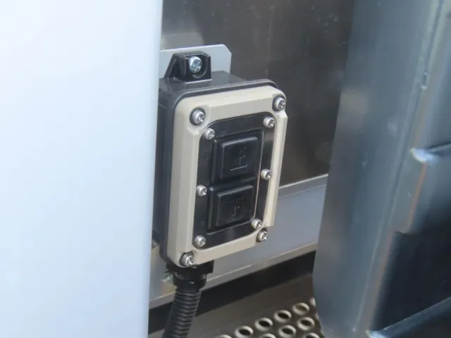 ウイングの開閉スイッチが前側にも付いています。|三菱 スーパーグレート 2PG-FU74HZの写真13