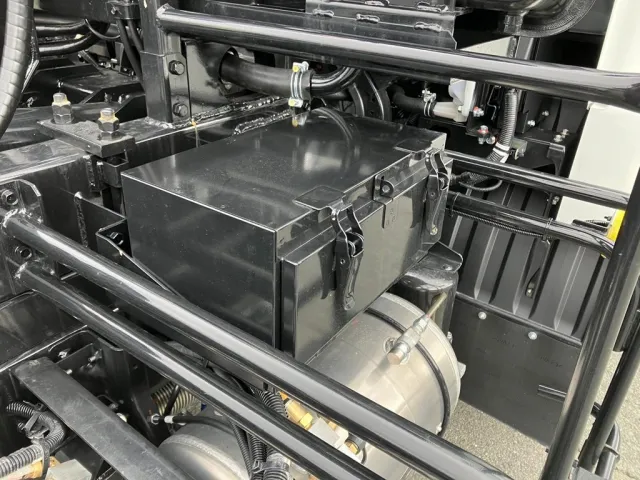 運転席側キャブ裏に工具箱が付いています。|三菱 ファイター 2KG-FK72F(2WD)の写真10