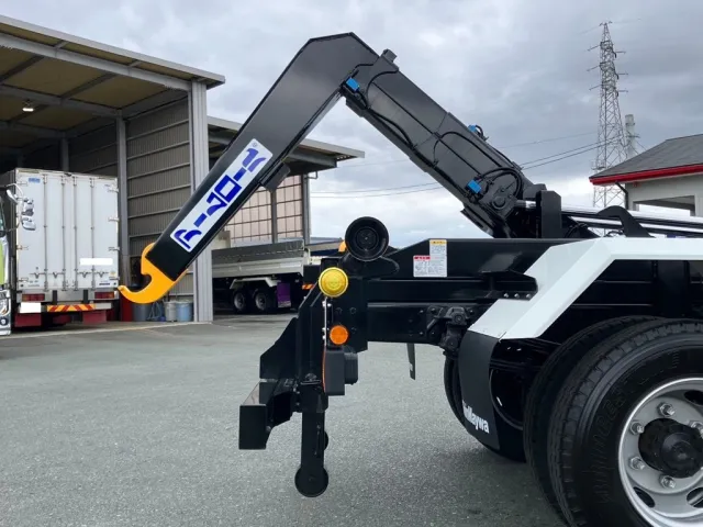 ジャッキは手動式です。|三菱 ファイター 2KG-FK72F(2WD)の写真12