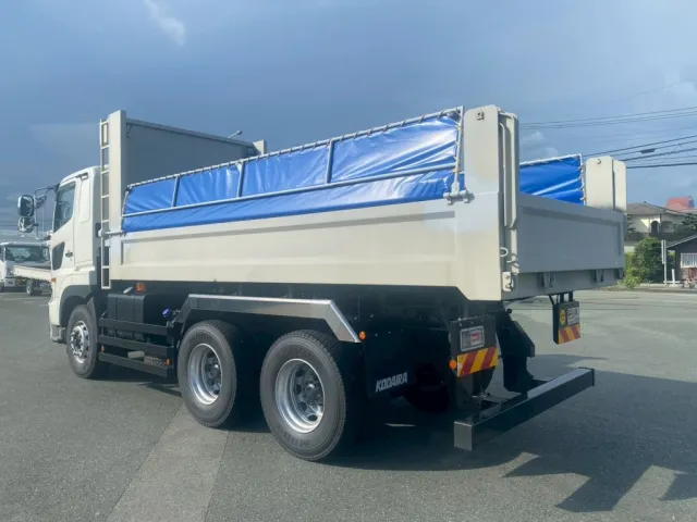 ボディーはサーフェーサー仕上げです|日野 プロフィア 2DG-FS1AGEの写真3