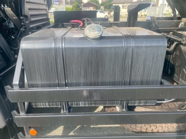 燃料タンクは300Lです|日野 プロフィア 2DG-FS1AGEの写真17