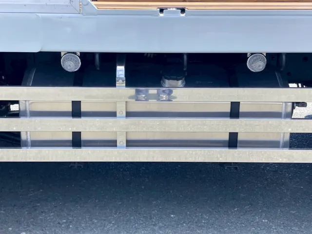 燃料タンクはアルミ製の300Lです。|三菱 スーパーグレート 2PG-FY70HYの写真24
