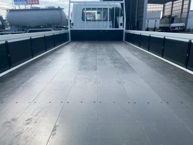 床面は板張りです|三菱 ファイター 2KG-FK62F(2WD)の写真8