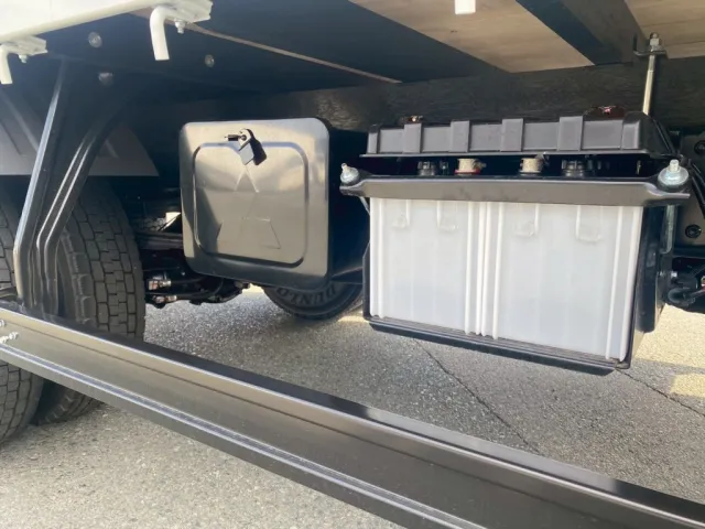 右側バッテリの横に工具箱が付てます|三菱 ファイター 2KG-FK62F(2WD)の写真13