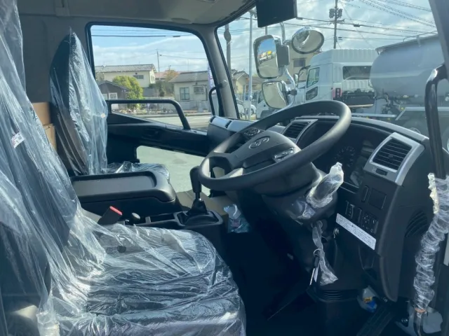 室内|三菱 ファイター 2KG-FK62F(2WD)の写真14