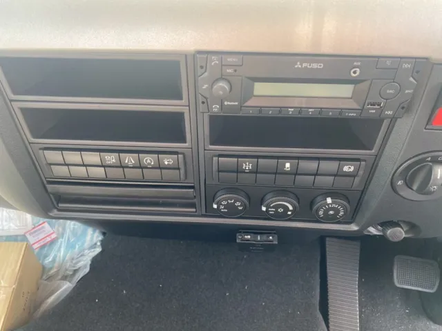 インパネ廻り（中央部にPTOスイッチが付いてます）|三菱 ファイター 2KG-FK62F(2WD)の写真17