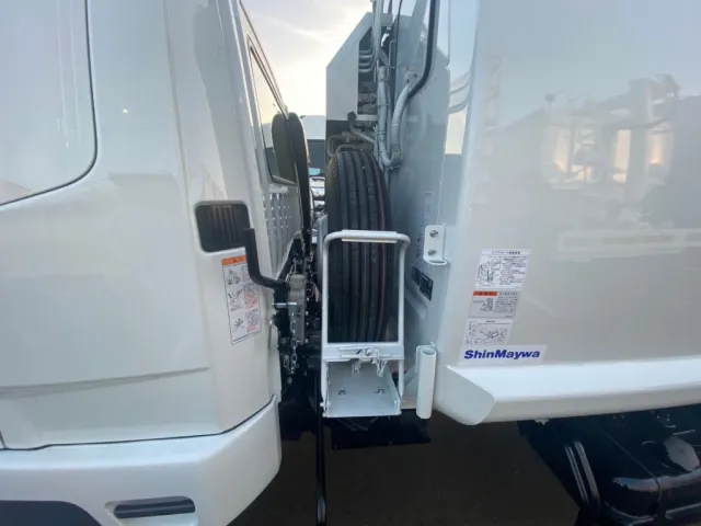 スペアタイヤはキャブバックに収納されてます|三菱 ファイター 2KG-FK62F(2WD)の写真17