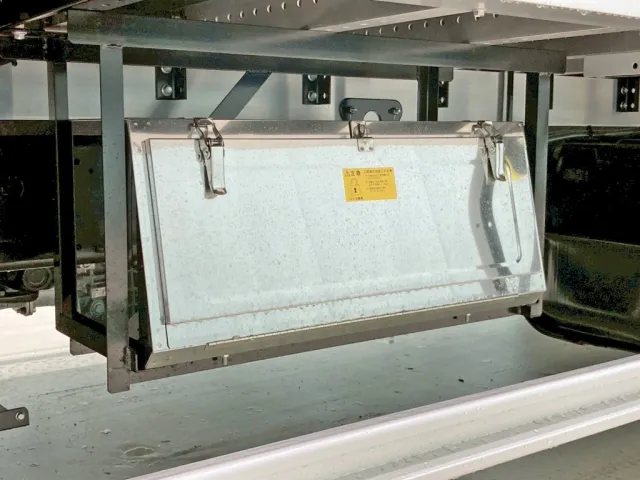 ボディー助手席側前方にステンレス製の工具箱が付いています。|三菱 ファイター 2KG-FK65Fの写真31