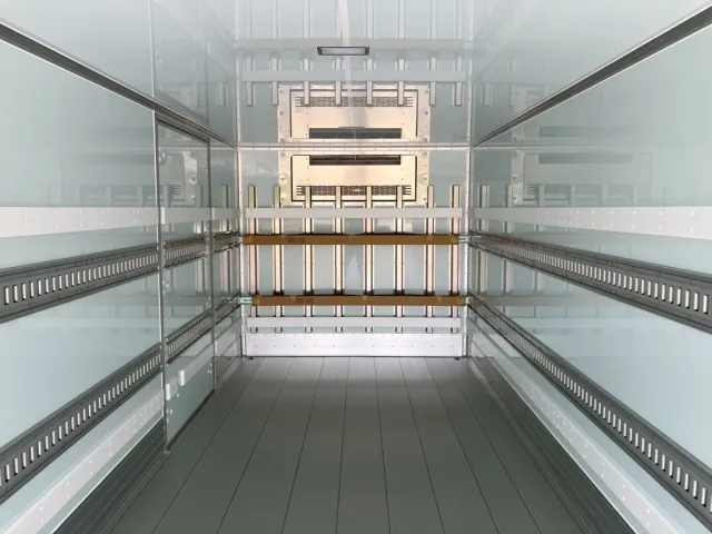 床はシステムフロアでアルミ製です。|日野 レンジャー 2KG-FD2ABG(2WD)の写真13