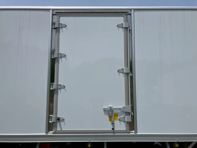 ボディー助手席側前方に片開き式のサイドドアが付いています。|日野 レンジャー 2KG-FD2ABG(2WD)の写真16