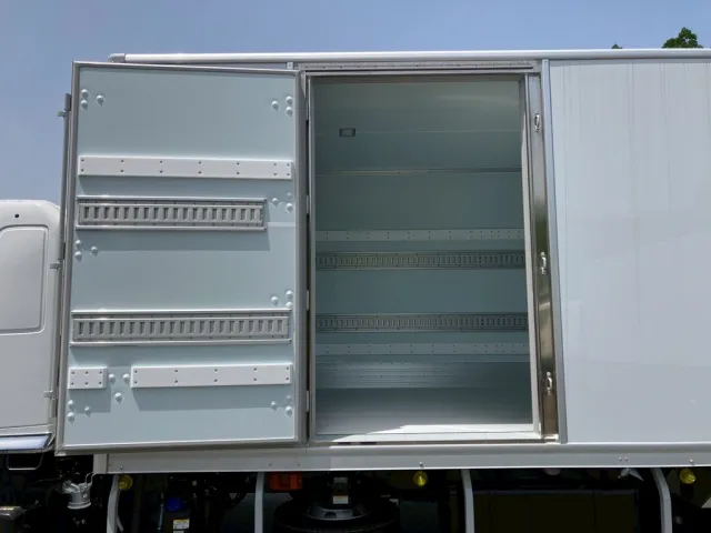 サイドドアを開いた状態です。(門口周りはステンレス製です)|日野 レンジャー 2KG-FD2ABG(2WD)の写真17