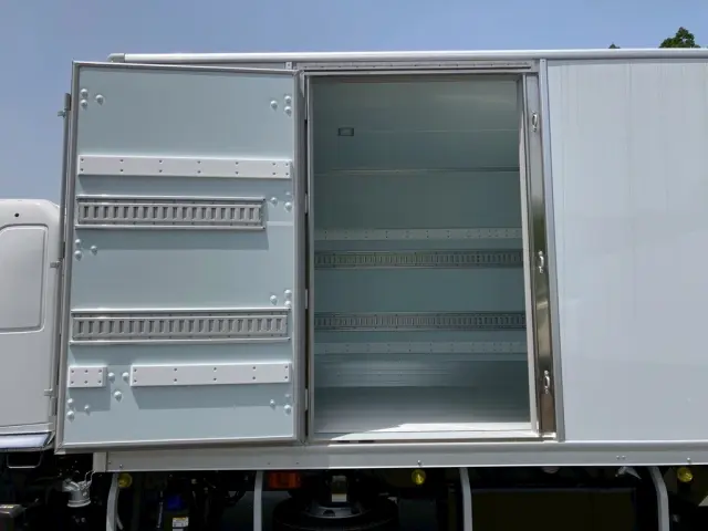 サイドドアを開いた状態です。(門口周りはステンレス製です)|日野 レンジャー 2KG-FD2ABG(2WD)の写真17