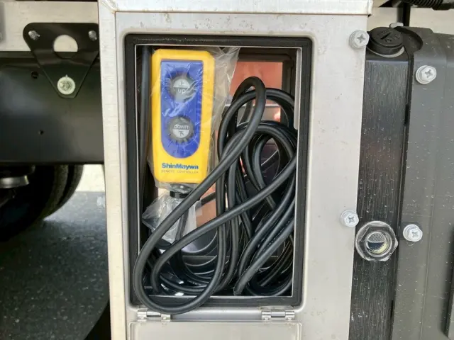 ゲートの昇降スイッチです。（ボックスの蓋を開けた状態です）|日野 レンジャー 2KG-FD2ABG(2WD)の写真21