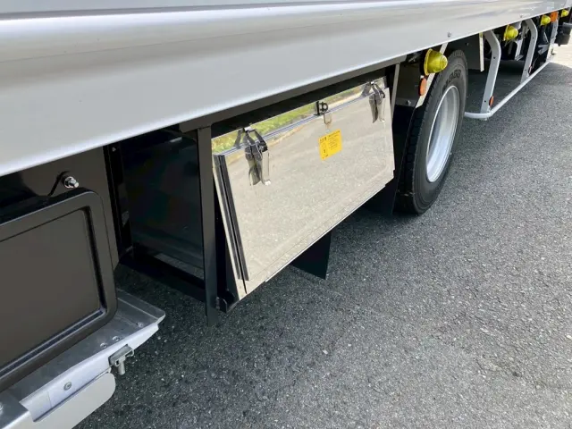 ボディー運転席側後方部にステンレス製の工具箱が付いています。|日野 レンジャー 2KG-FD2ABG(2WD)の写真23